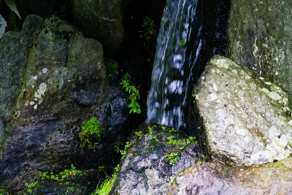 Uma Bela Cena Uma Cachoeira Enormes Rochas Musgosas Dentro Uma — Fotografia de Stock