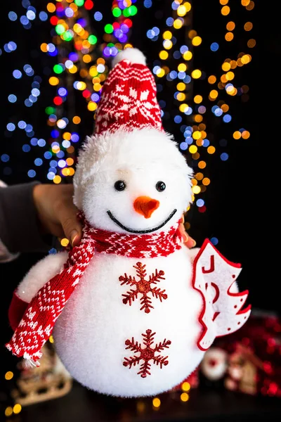 Een Hand Met Een Schattige Kerst Sneeuwpop Pluche Een Kleurrijke — Stockfoto