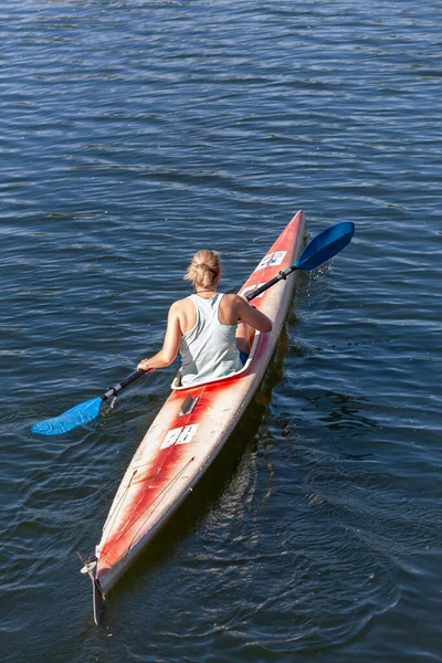 Plasencia Espanha Abril 2021 Uma Jovem Pratica Canoagem Sua Canoa — Fotografia de Stock