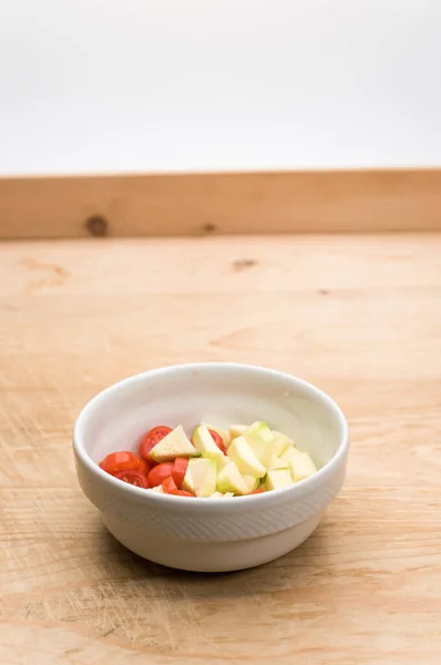 Vit Stengods Skål Med Datterini Tomater Och Zucchini Bitar Sliten — Stockfoto