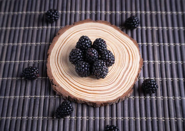 Top View Blackberries Beautifully Set Wooden Circle Forest Fruit Concept — стоковое фото