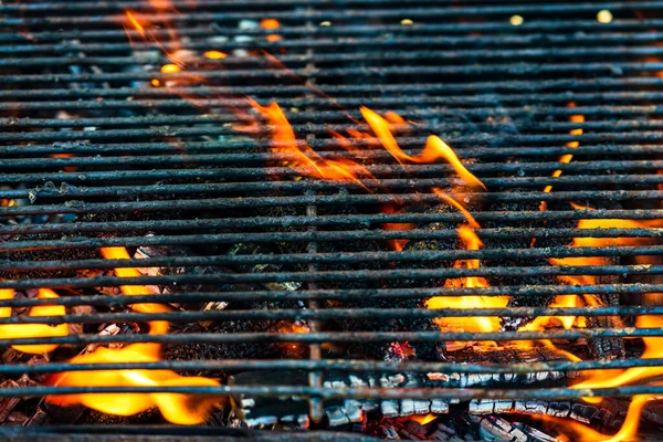 Eine Nahaufnahme Von Brennenden Flammen Auf Einem Grill — Stockfoto