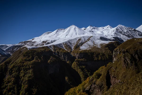 Μια Θέα Του Τοπίου Των Όμορφων Βραχωδών Βουνών Που Καλύπτονται — Φωτογραφία Αρχείου