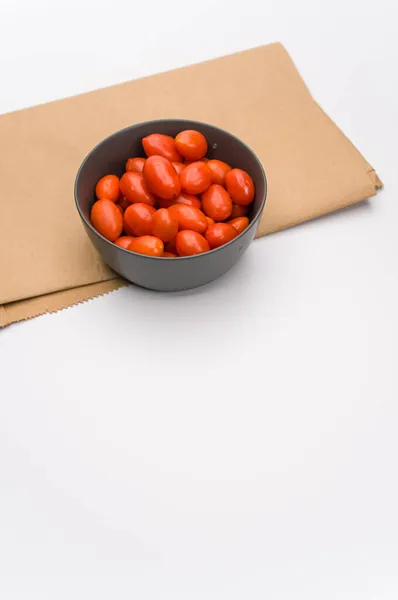 Tazón Gres Gris Oscuro Lleno Tomates Datterini Papel Kraft Sobre —  Fotos de Stock