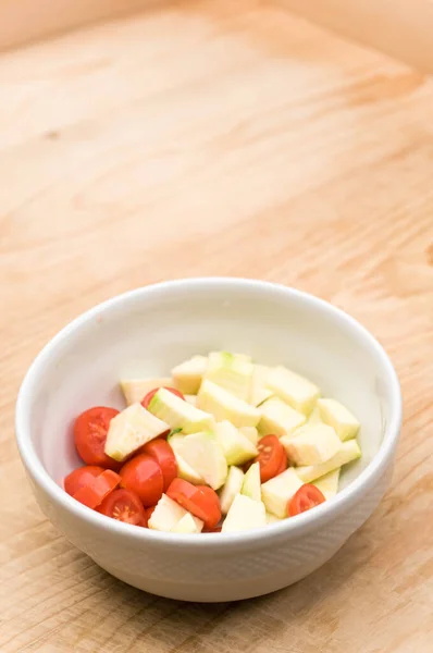 Semangkuk Stoneware Putih Dengan Tomat Datterini Dan Potongan Zucchini Pada — Stok Foto
