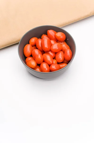 Tazón Gres Gris Oscuro Lleno Tomates Datterini Papel Kraft Sobre —  Fotos de Stock
