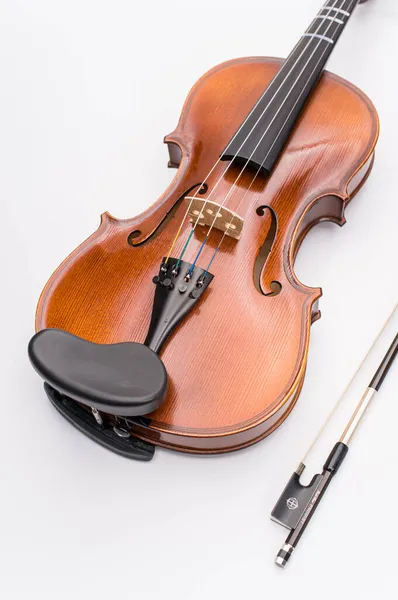 Coo Italy 2021年11月6日 雅致的音色小提琴和白色背景下的弓的顶部视图 — 图库照片