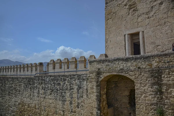 Paredes Antiga Fortaleza Histórica Moura Alcazaba Contra Céu Azul Nublado — Fotografia de Stock