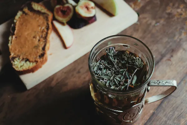 Herbata Ziołowa Pobliżu Drewnianej Tacy Soczystymi Figami Plasterkach Gruszką Plackiem — Zdjęcie stockowe