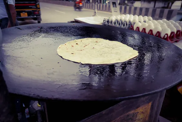 Sebuah Closeup Sudut Tinggi Roti Tortilla Pada Oven Besi Tua — Stok Foto