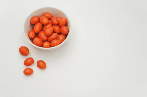 Bol Grès Décoré Blanc Rempli Tomates Datterini Sur Une Surface — Photo