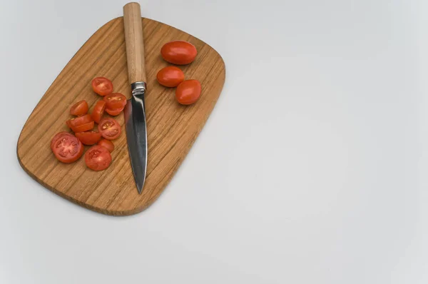 Tomates Datterini Com Tábua Corte Faca Uma Superfície Branca Com — Fotografia de Stock