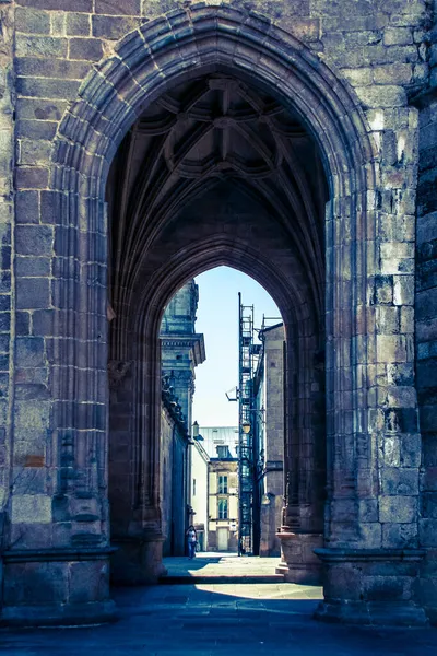 Tiro Vertical Túnel Arco Feito Pedra — Fotografia de Stock