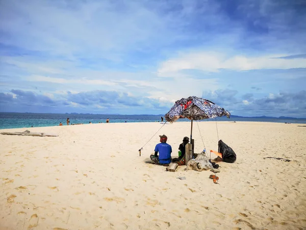 Группа Туристов Сидящих Зонтиком Пляже Бамбук Краби Таиланд — стоковое фото