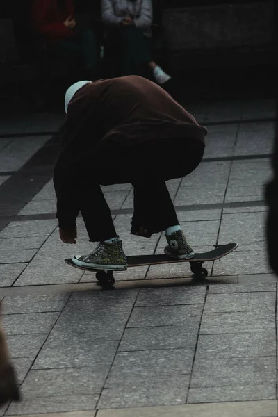 Eine Vertikale Aufnahme Eines Jungen Mannes Auf Einem Skateboard Freien — Stockfoto