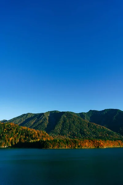 Une Belle Vue Sur Lac Entouré Montagnes — Photo
