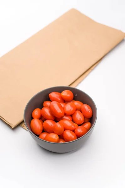 Tazón Gres Gris Oscuro Lleno Tomates Datterini Papel Kraft Sobre —  Fotos de Stock