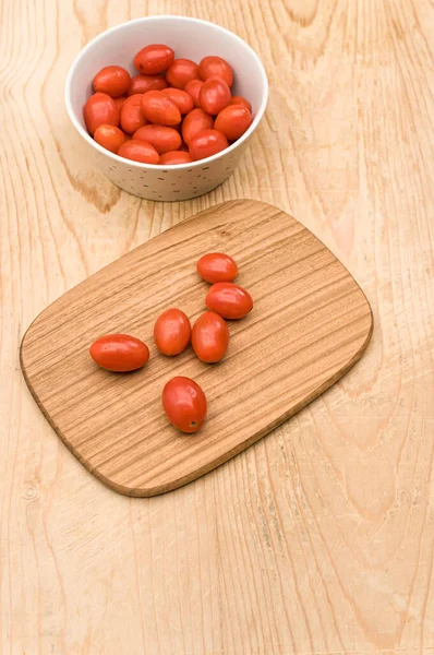 Tazón Lleno Tomates Datterini Con Tabla Cortar Una Superficie Madera — Foto de Stock