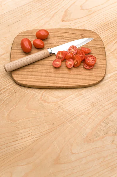 Datterini Tomates Avec Planche Découper Couteau Sur Une Surface Bois — Photo