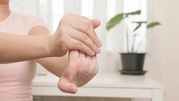 Asiatin Dehnt Und Zieht Sanft Ihre Fingerkuppen Bei Physikalischer Therapie — Stockfoto