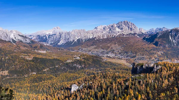 意大利Dolomites的Cortina Ampezzo和周围山区的空中景观 — 图库照片