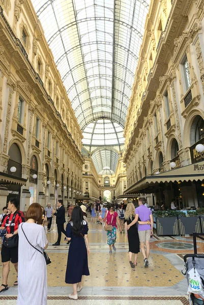 Milan Włochy Września 2019 Turyści Galerii Vittorio Emanuele Mediolanie Włochy — Zdjęcie stockowe