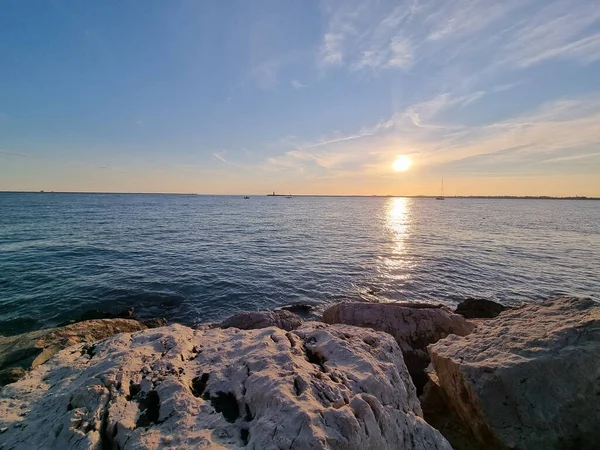 Rocky Beach Calm Blue Sea Sunset Sunrise — Stok fotoğraf