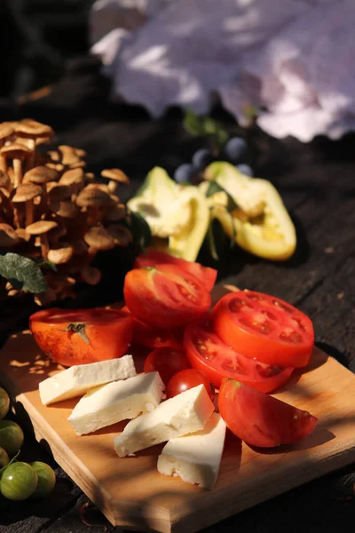 切菜板上的蘑菇 新鲜西红柿和奶酪特写镜头 — 图库照片
