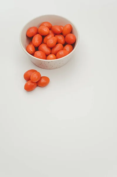 Tazón Gres Decorado Blanco Lleno Tomates Datterini Una Superficie Blanca —  Fotos de Stock