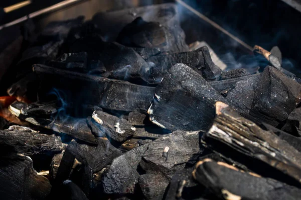Primo Piano Bruciare Carbone Fumante Barbecue — Foto Stock