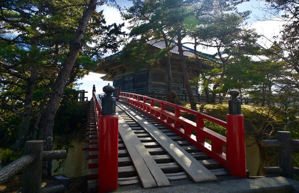 松島の五大堂に通じる赤い手すりの小さな橋の眺め — ストック写真