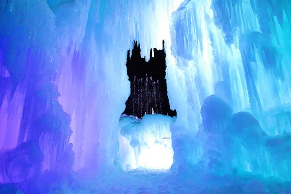 カラフルな光が差し込む氷の洞窟の美しい景色 — ストック写真