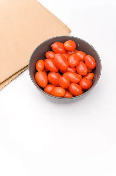 Tazón Gres Gris Oscuro Lleno Tomates Datterini Papel Kraft Sobre —  Fotos de Stock