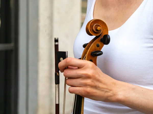 Caucasian Woman Violinist Hands Holding Violin — Stock Fotó