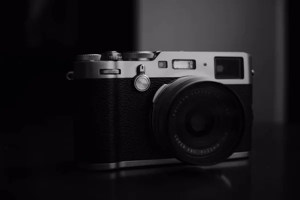 Μια Κοντινή Φωτογραφία Μιας Κάμερας Γκρι Κλίμακα — Φωτογραφία Αρχείου