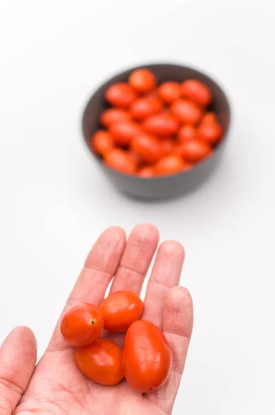 Tigela Grés Cinza Escuro Cheio Tomates Datterini Uma Superfície Branca — Fotografia de Stock