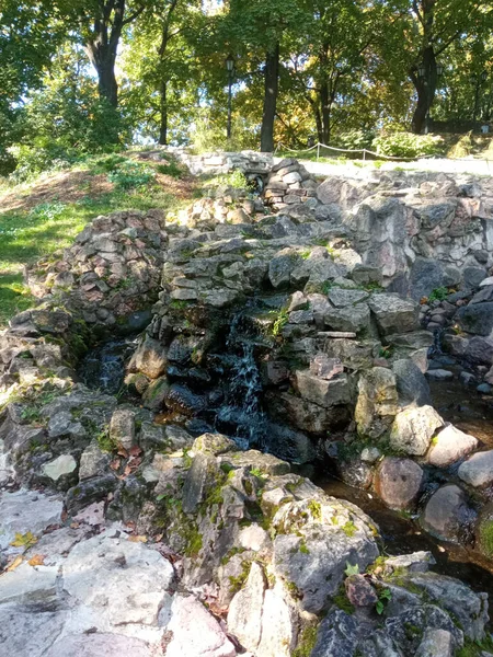 Egy Patak Folyik Sziklákon Basteikalns Parkban Rigában Lettországban — Stock Fotó