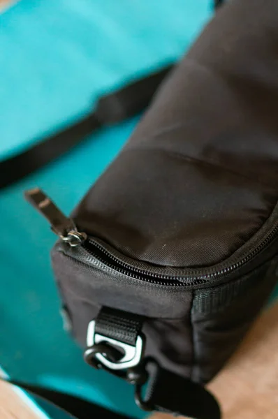 Eine Nahaufnahme Einer Schwarzen Kleinen Tasche Auf Einem Blauen Laken — Stockfoto