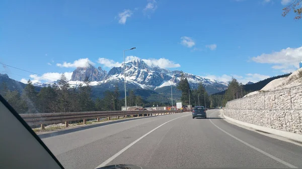 Tiro Movimento Janela Motorista Carro Elétrico Com Montanhas Alpes Cobertas — Fotografia de Stock