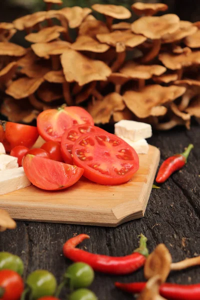 Closeup Shot Mushrooms Fresh Tomato Cheese Cutting Board — Stock Photo, Image