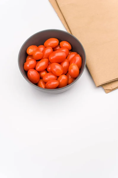 Tazón Gres Gris Oscuro Lleno Tomates Datterini Papel Kraft Sobre —  Fotos de Stock