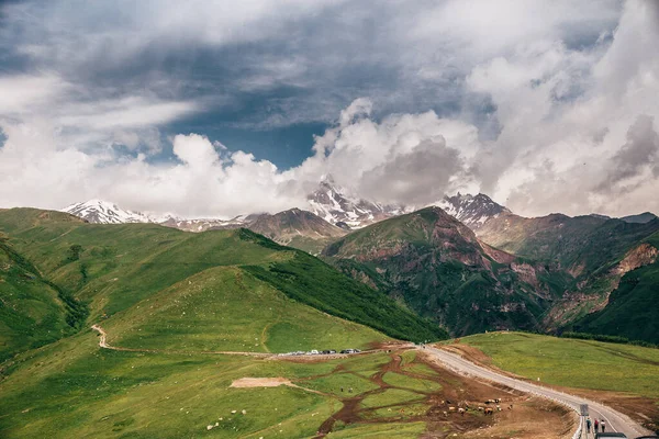 Μια Εναέρια Άποψη Του Πράσινου Όμορφα Βουνά Κάτω Από Συννεφιασμένο — Φωτογραφία Αρχείου
