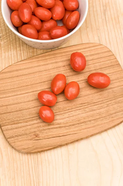 Tazón Lleno Tomates Datterini Con Tabla Cortar Una Superficie Madera — Foto de Stock