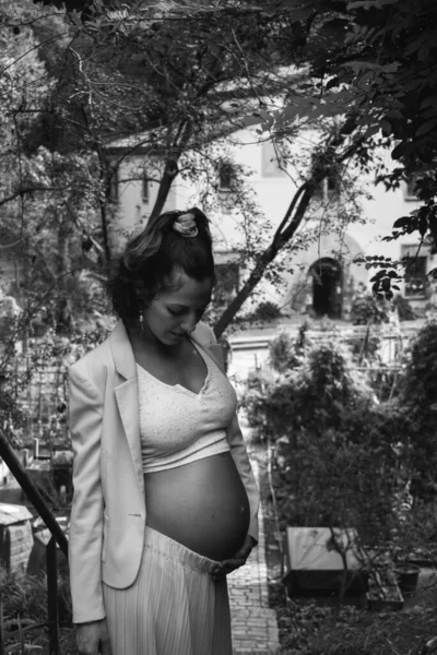 Grayscale Caucasian Pregnant Woman Standing Outdoors Looking — Stock Photo, Image