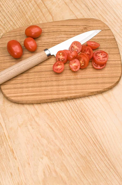 Tomates Datterini Con Tabla Cortar Cuchillo Una Superficie Madera Con — Foto de Stock