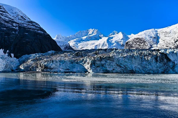 氷河に覆われた山々の美しい景色と青い空の氷瀑 — ストック写真