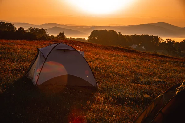 Tent Hill Covered Greenery Beautiful Bright Sunrise Morning — Stockfoto