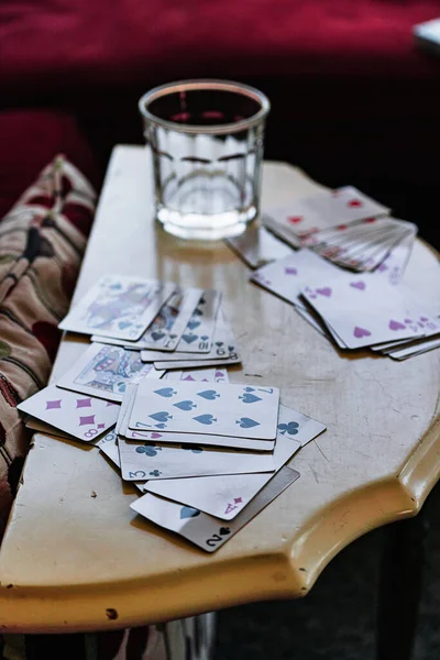 Egy Nagylátószögű Felvétel Néhány Kártyáról Asztalon Reggel Egy Parti Után — Stock Fotó