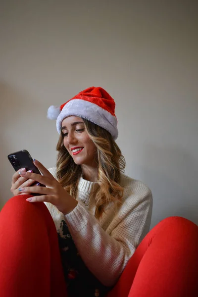 Una Mujer Feliz Sombrero Santa Hojeando Teléfono — Foto de Stock