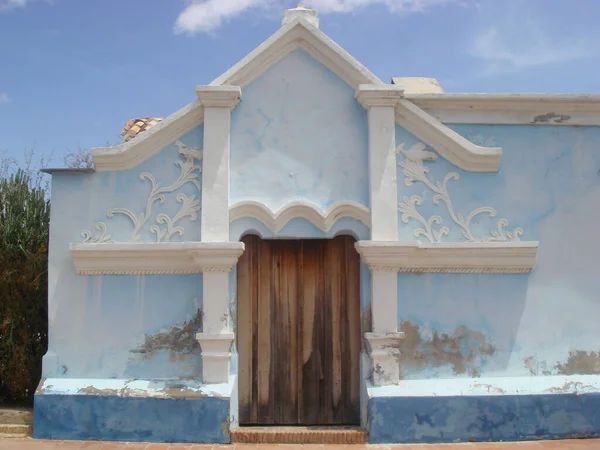 Uma Vista Fachada Edifício Com Porta Madeira Cor Céu Azul — Fotografia de Stock